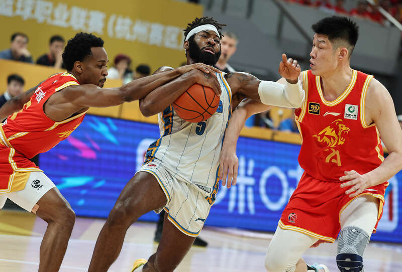 CBA精彩对决吸引众多观众关注