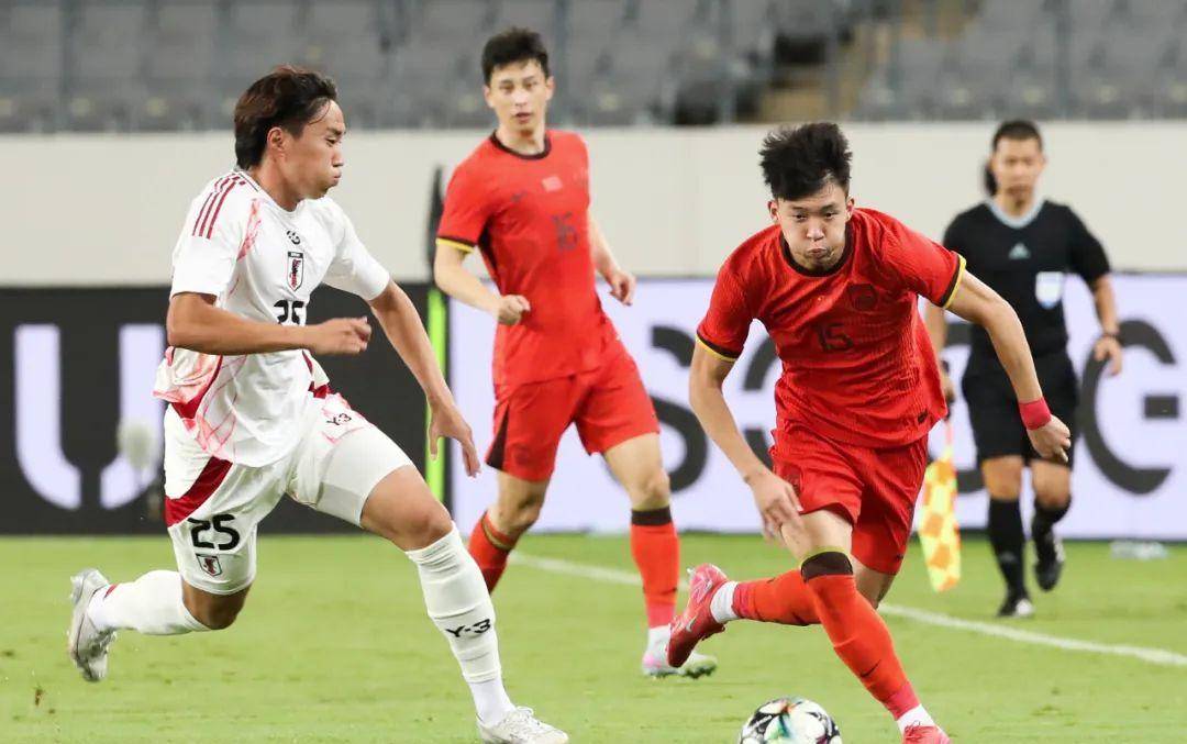 包含尴尬！国足面对日本已27年不胜总战绩为6平11负的词条