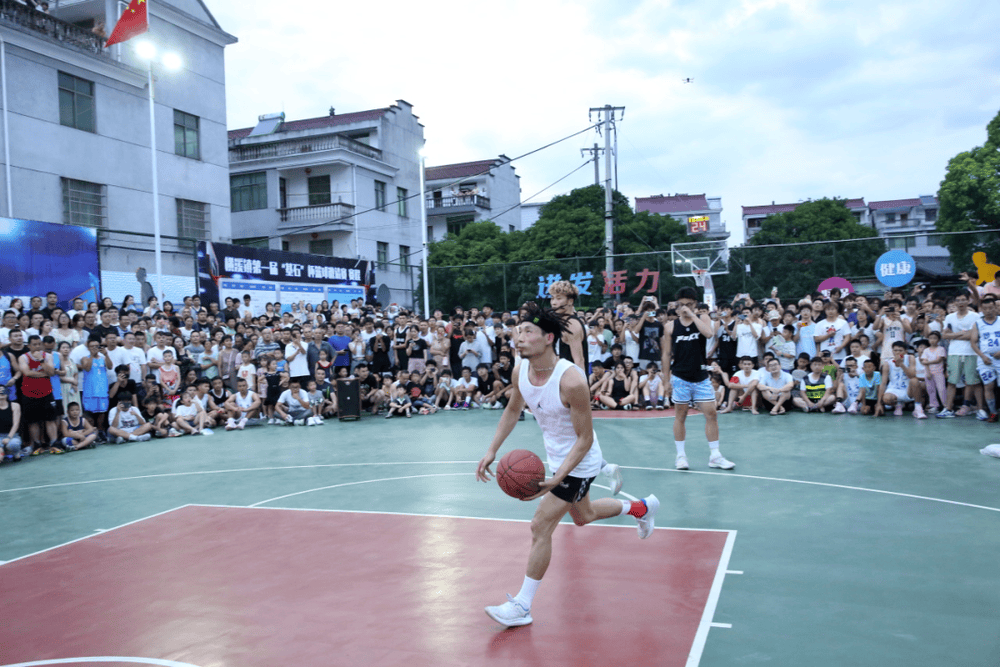 关于世界冠军️！39岁陈登星飞车胯下扣篮大赛夺冠！高举中国国旗庆祝的信息